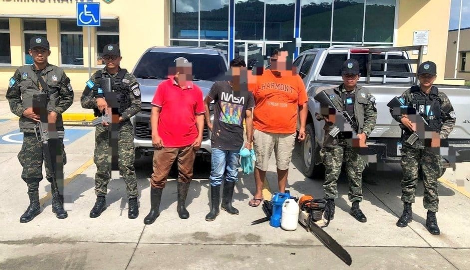 FF. AA. detiene a tres personas por tala ilegal y decomisan más de 2,000 pies de madera en Atlántida

 

 